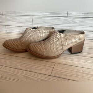 FreeBird by Steven shea lizard embossed cream leather low slip on bootie